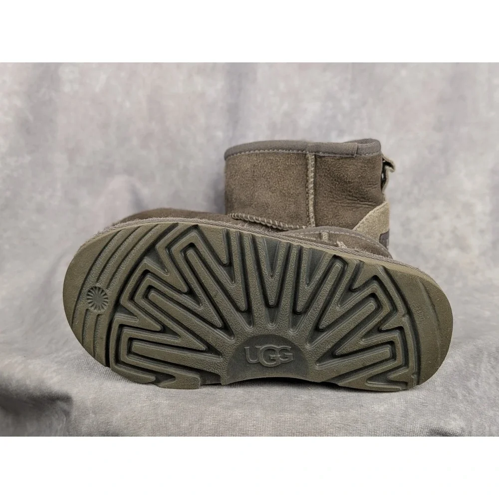 UGG Kids Classic‎ Mini II Charcoal Grey Suede Boots 1017715K Size 13 Kids